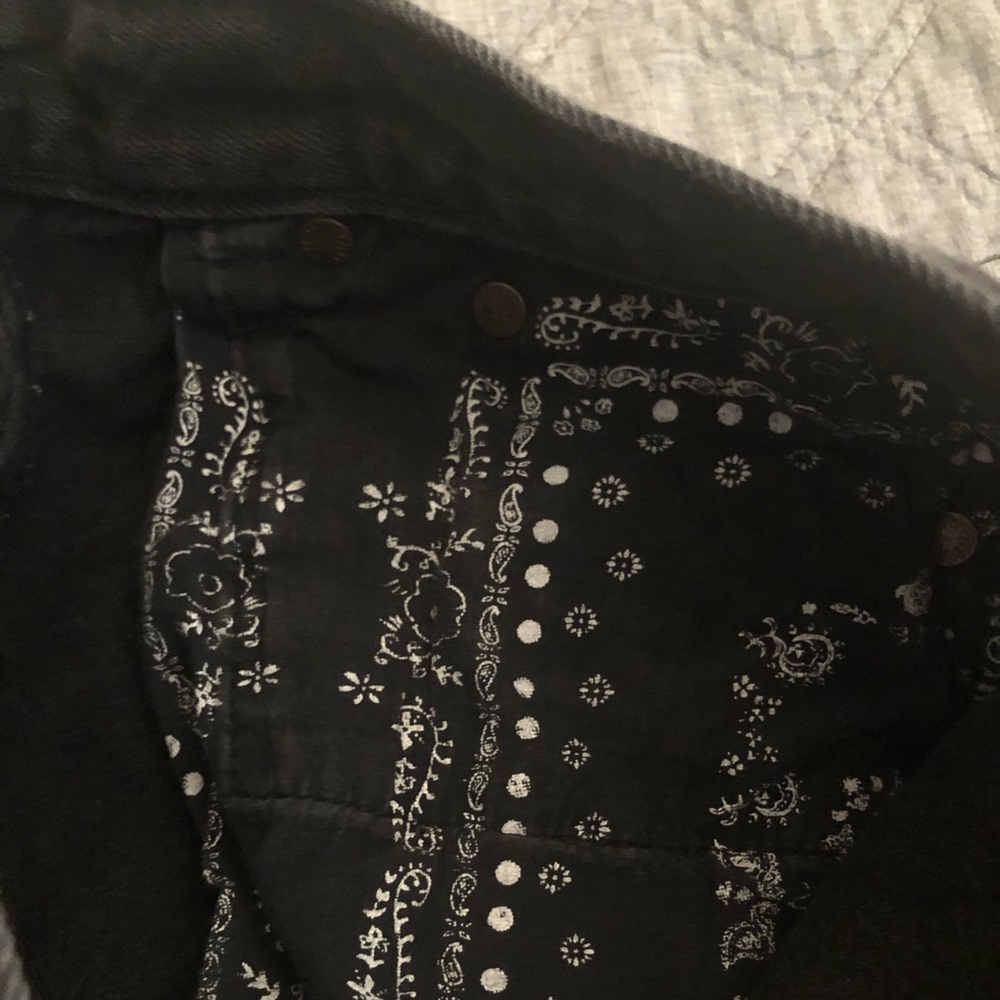 Black Bandanna pocket Jean shorts - Picture 5 of 5